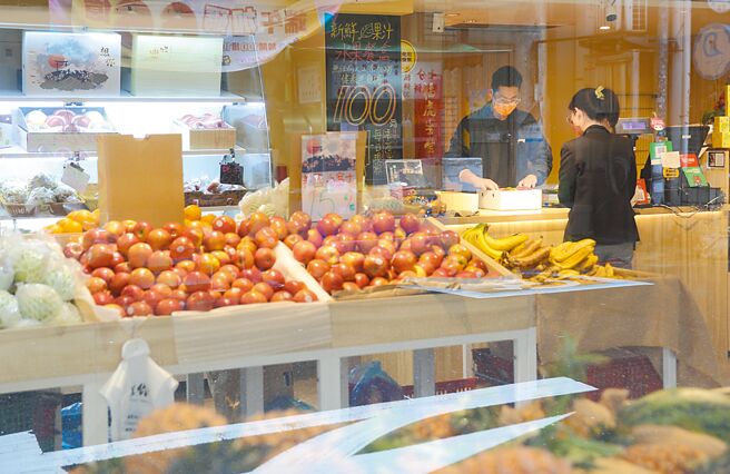 中央大学台经中心27日公布5月消费者信心指数（CCI）为67.81点，不只连续4个月下降，且下探2年以来新低水准，图为民眾在鲜果店内消费情形。（张铠乙摄）
