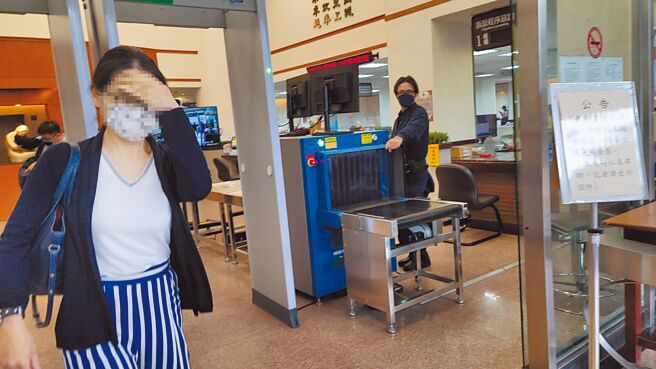 义大利蓝姓商人与台籍詹姓空姐争女案，台北地院合议庭25日开庭，因採不公开审理且法官要求勿对外发言，詹女步出法庭，不愿接受採访、快步离去。（民眾提供／林伟信翻摄）