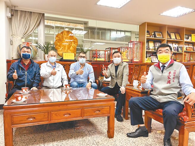 国民党副主席连胜文（中）27日拜会桃园市议会议长邱奕胜（右二），市议员涂权吉（左一）、苏家明（左二）、李家兴（右一）也与会。（桃园市议会提供／赖佑维桃园传真）