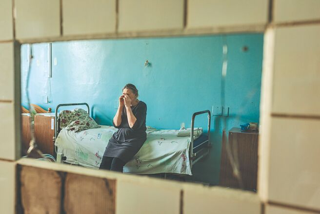 一名女子坐在乌克兰基辅州布罗伐利市医院的房间内。（新华社）