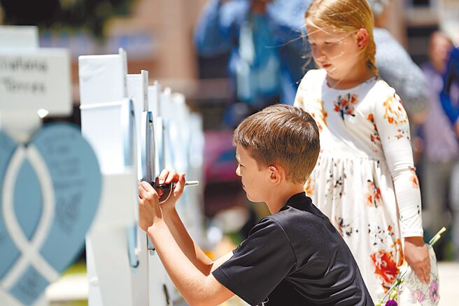 美国德州尤瓦尔迪市的民眾哀悼枪击事件遇害者。（新华社）