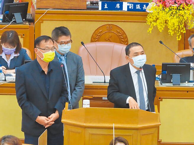 新北市长侯友宜表示，动保处会主动辅导宠物殡葬业者合法，若违规，该处理就要处理。（叶德正摄）