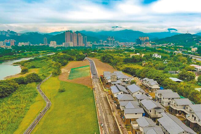 新北市溪洲部落旧址将辟建成原住民园区景观表演广场、特色商店、手工艺展示馆及停车场等公共空间，预计明年2月完工。（新北市水利局提供／蔡雯如新北传真）