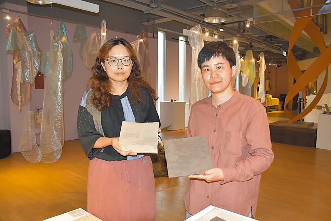 同样毕业自台南艺大应美所的詹昀轩（右）、陈美聿落脚苗栗从陶艺织品创作，27日起在苗栗陶瓷博物馆展出双人联展。（谢明俊摄）