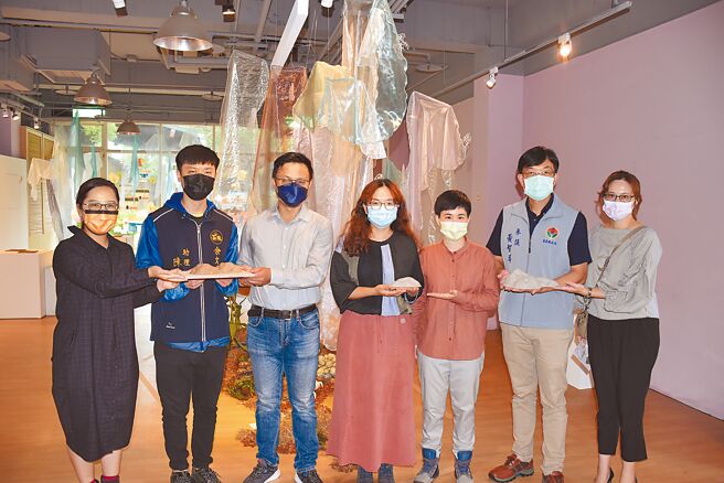 詹昀轩（右三）、陈美聿（右四)27日起在苗栗陶瓷博物馆展出双人联展。（谢明俊摄）