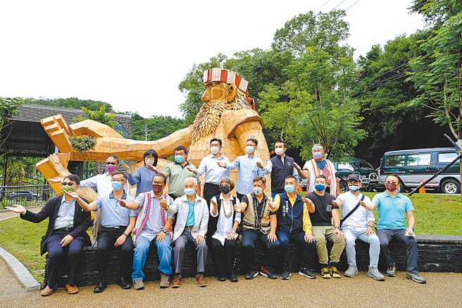 南投县信义乡地利游客资讯站园区27日启用，布农巨人最吸睛。（日管处提供／廖志晃南投传真）