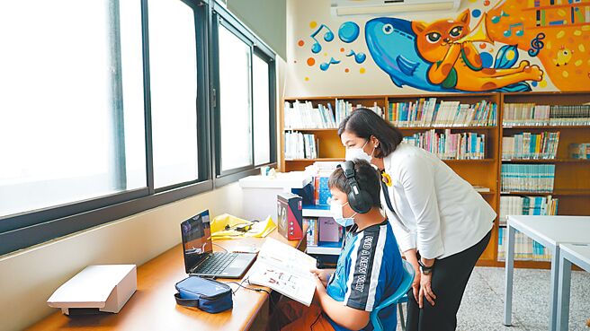 雲林縣長張麗善27日前往土庫鎮立圖書館關懷在圖書館視訊上課的林姓小朋友。（雲林縣政府提供／周麗蘭雲林傳真）