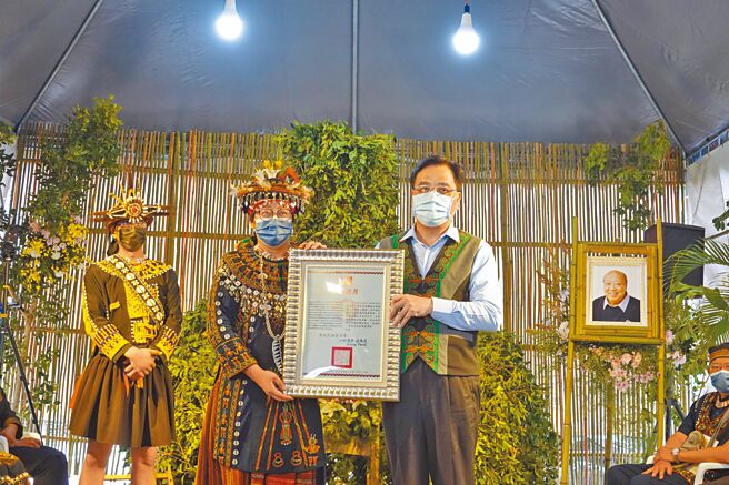 前國大代表、台東首位原住民醫師高正治辭世，原民會主委夷將拔路兒（右）頒贈一等原住民專業獎章，由家屬（左）代表接受。（蔡旻妤攝）