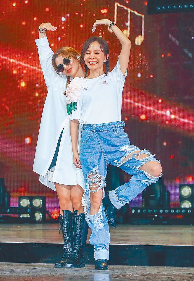 金曲歌后彭佳慧（前）、金曲新人坏特?te昨在小巨蛋彩排。（粘耿豪摄）