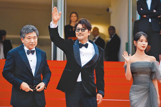是枝裕和（左）与「演技资优生」宋康昊首次合作。（路透）