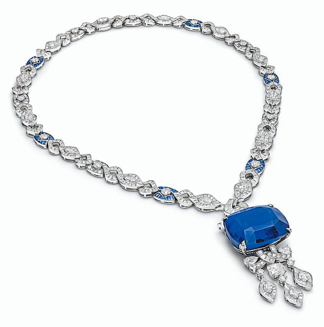 日前安海瑟薇走坎城红毯，佩戴宝格丽Eden The Garden of Wonders系列Mediterranean Reverie地中海幻想蓝宝石项炼，主石是逾107克拉蓝宝石。（BVLGARI提供）