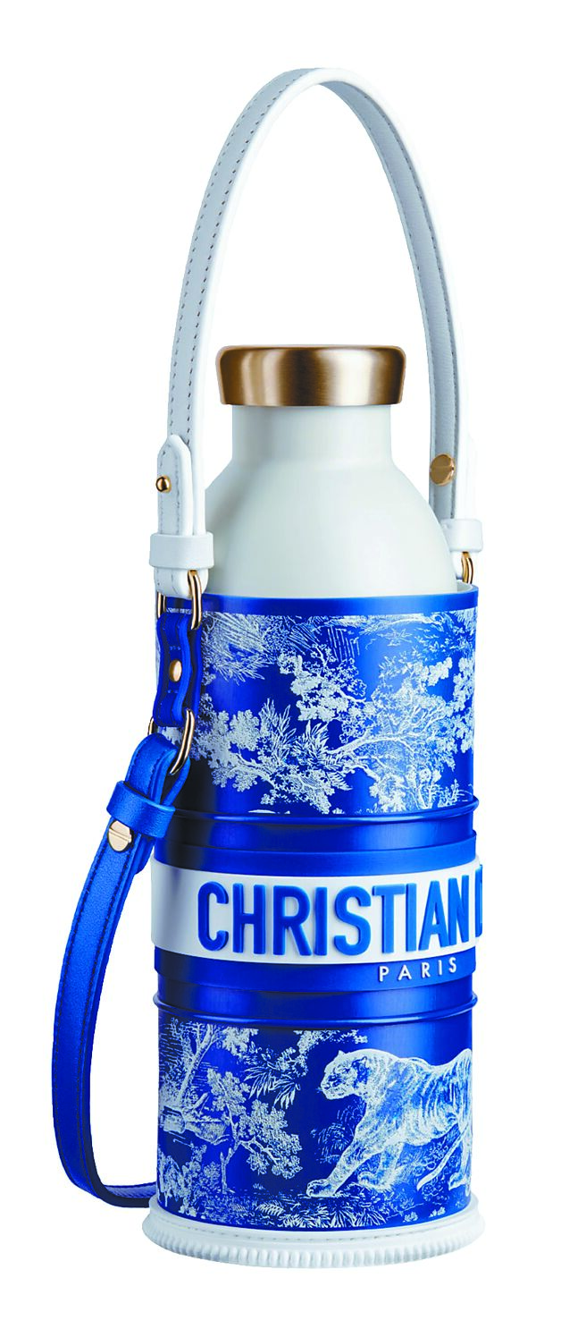Dior Vibe萤光蓝法式印花小牛皮水壶套2万1000元。（Dior提供）