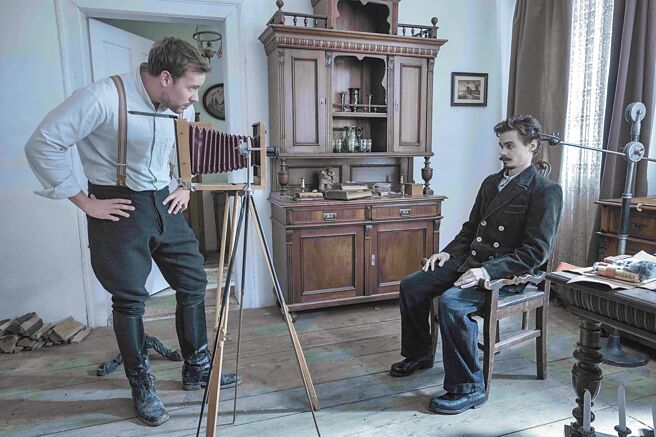 《懾影屍》主角維克托克勒姆（左）為每具生前飽受戰火與疾病折磨的大體拍照。（天馬行空提供）