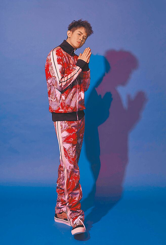 萧易恩近推出首张数位EP《社畜三部曲》。（ONELEADER提供）