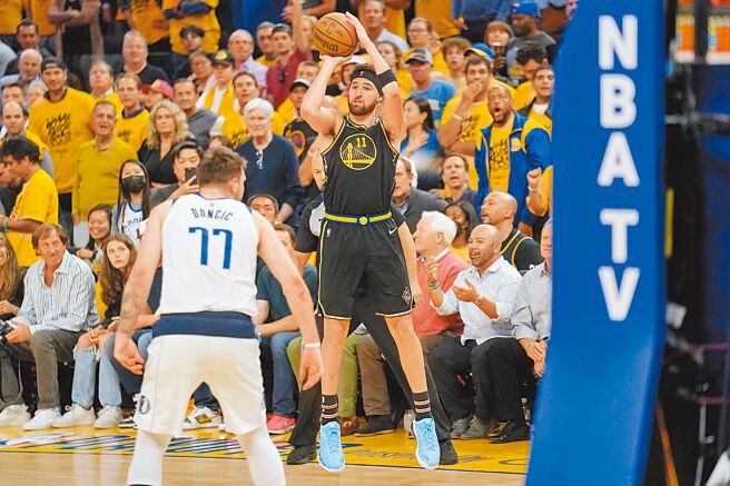 「浪花弟」克雷湯普生（右）對獨行俠砍進8顆三分球，幫助勇士挺進總冠軍賽。（路透）