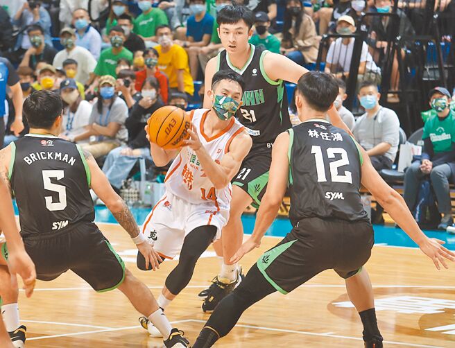 台啤英熊蔣淯安（中白衣者）企圖突破重重防守，攻入禁區搶分。（中央社）