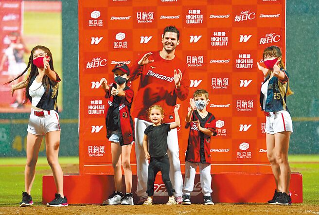 味全龍洋投布里悍（中）榮膺單場MVP，賽後領獎與女兒、兒子及啦啦隊跳舞慶祝。（味全龍提供）