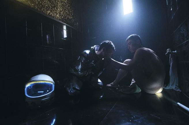 导演周东彦最新创作短片《Kiss》，搬演疫情下的爱与欲望，入选歷史悠久的旧金山国际同志影展。（狠主流＆狠剧场提供）