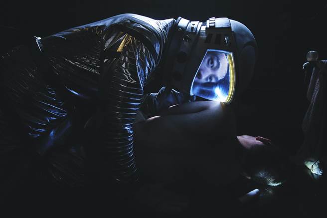 《Kiss》影片描述在灾难与疫情后，主角K独自来到早已废弃的同志三温暖，探求着与他人的连结。（狠主流＆狠剧场提供）