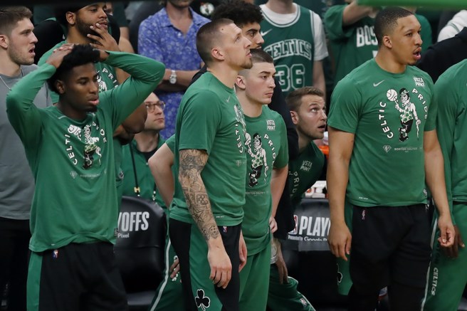 塞尔提克板凳球员看着球队无奈输掉G6。(美联社资料照)