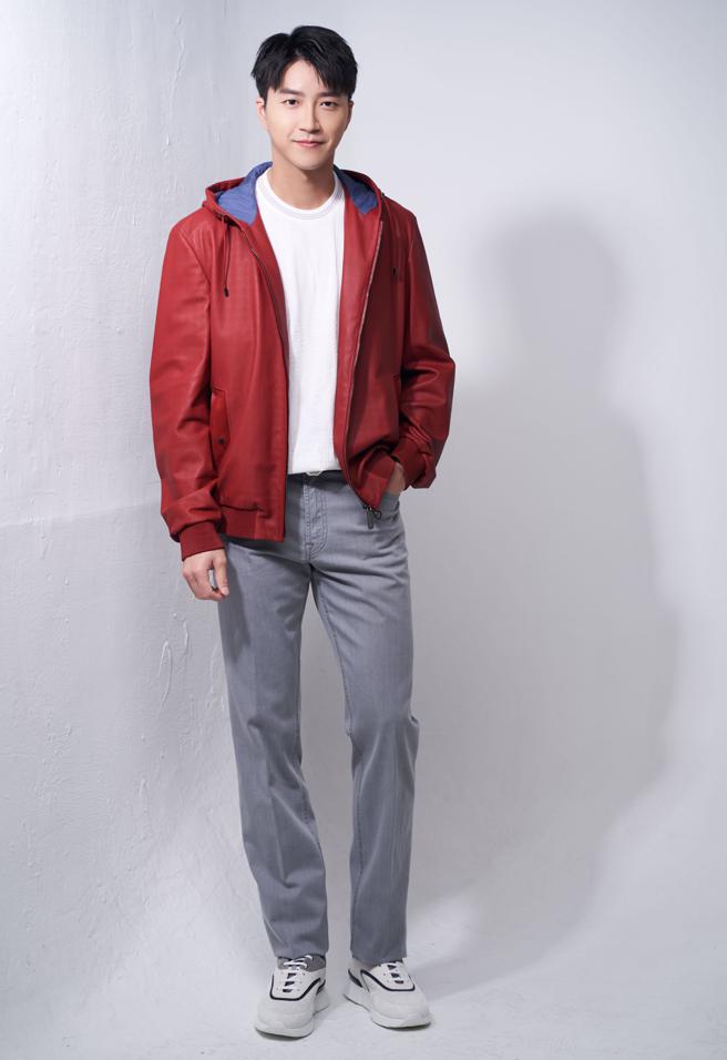 江宏傑是天生衣架子，穿Stefano Ricci運動風休閒男裝，充滿時尚品味，橘紅色羊皮運動外套21萬8000元、牛仔褲3萬7000元，鱷魚皮八角鷹頭腰帶9萬元。（JOJPHOTO攝，圖片企畫／中時時尚）