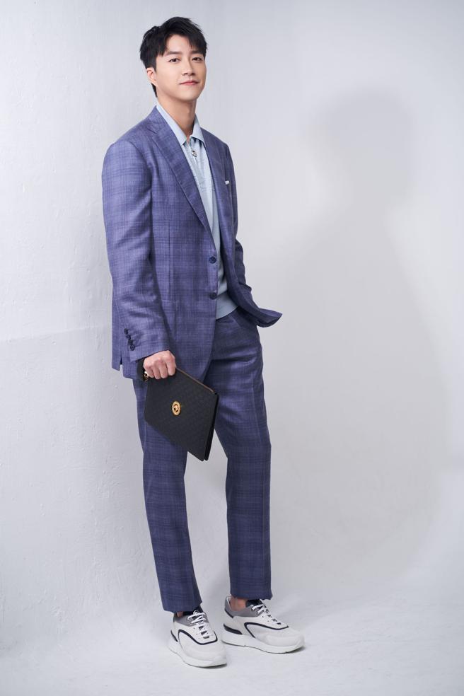 台灣「桌球男神」江宏傑展開斜槓事業，開桌球館當老闆，穿上Stefano Ricci男裝猶如總裁CEO上身，有企業家的風範與架勢，藍色格紋西裝20萬9000元、針織衫4萬3000元，皮革球鞋4萬8000元。（JOJ PHOTO攝，圖片企畫／中時時尚）