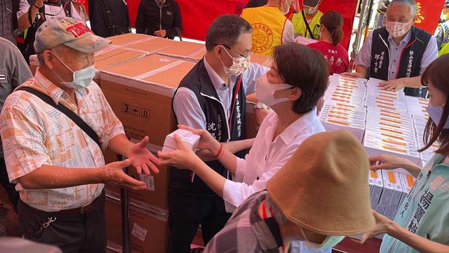 台北市副市長黃珊珊29日前往松山霞海城隍廟，與廟方一起發送快篩試劑。（台北市政府提供／張立勳台北傳真）