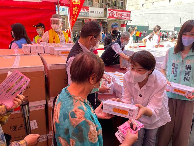 台北市副市長黃珊珊29日前往松山霞海城隍廟，與廟方一起發送快篩試劑。（台北市政府提供／張立勳台北傳真）