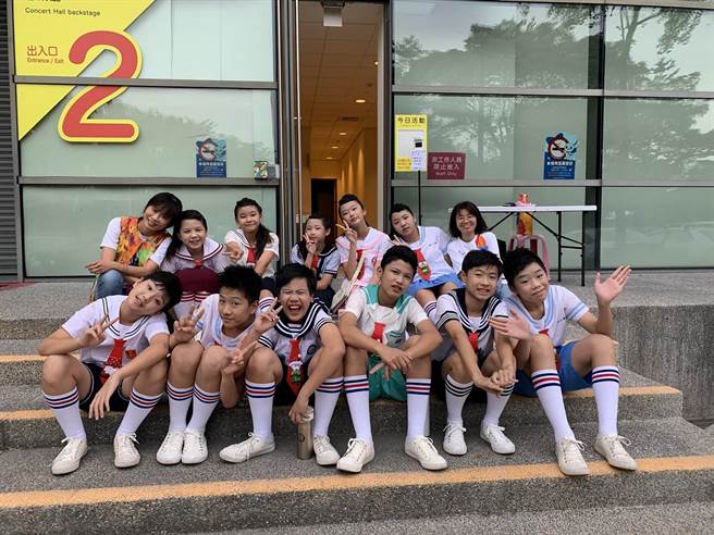 屏东市信义国小教师黄慧娟（上排左一）于2021年带领孩子们参加圣诞演出。（黄慧娟提供）