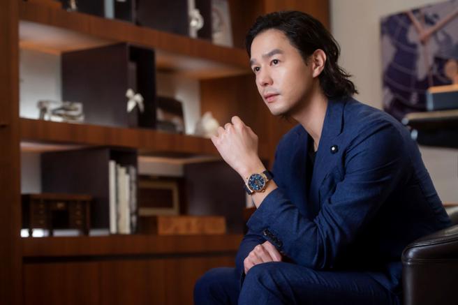 艺术策展人丁春诚戴宝玑表更添品味。（Breguet提供）