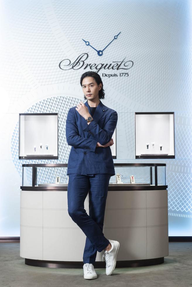 艺术策展人丁春诚以蓝色西装搭配宝玑Marine Hora Mundi 5557玫瑰K金腕表。（Breguet提供）