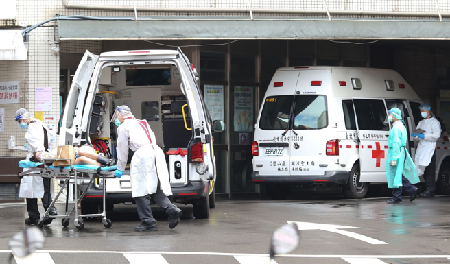 护理师林婷表示，一名洗肾女病患突昏倒在医院走廊，各单位开始对女病患实施CPR急救，突然有人喊「她是确诊病患」，但林婷顾不的自己未穿着兔宝宝装，继续替女病患急救。（图／示意图，记者陈俊吉摄影）