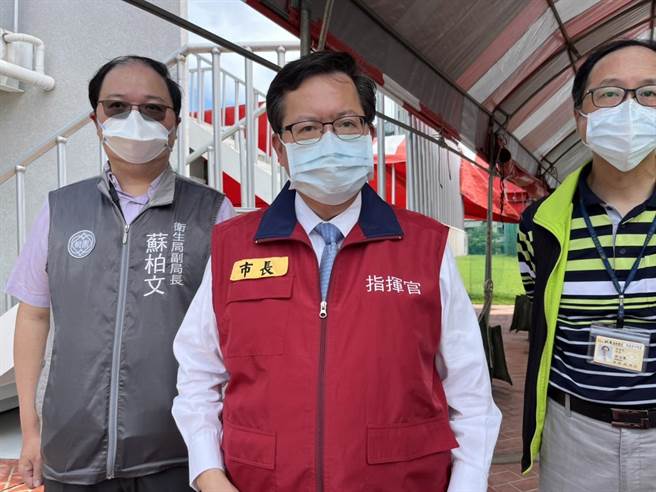 桃园市长郑文灿29日到中路採检站视察，驳斥新竹市长林智坚欲参选却未知会是错误报导。（陈梦茹摄）