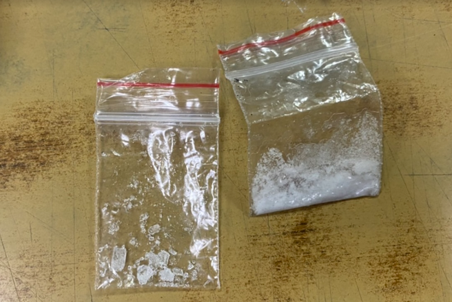 高雄一對毒鴛鴦遇鼓山分局警盤查，現場「出頭多」一堆，先是 謊報身分裝尿急 ，但毒品突掉地上當場露餡。(蘇育宣翻攝)