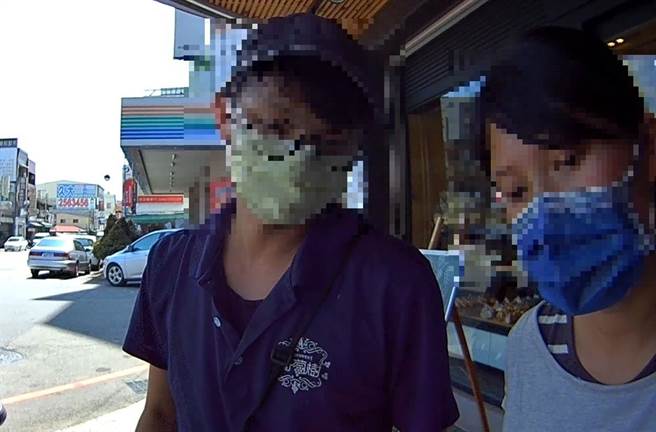 少妇（右）日前上顶楼晒衣忘带住处钥匙，向警求援急找老公，警方将她载到老公工作处，拿到钥匙顺利返家。（警方提供／陈淑芬南投传真）