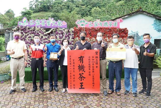 宜兰县长林姿妙、宜兰县议会陈杰麟议员、三星地区农会理事长张荣华、总干事李智远及主办单位礁溪乡农会，前往恭贺得奖者林立伟及张贴红榜。（宜兰县政府提供／吴佩蓉宜兰传真）