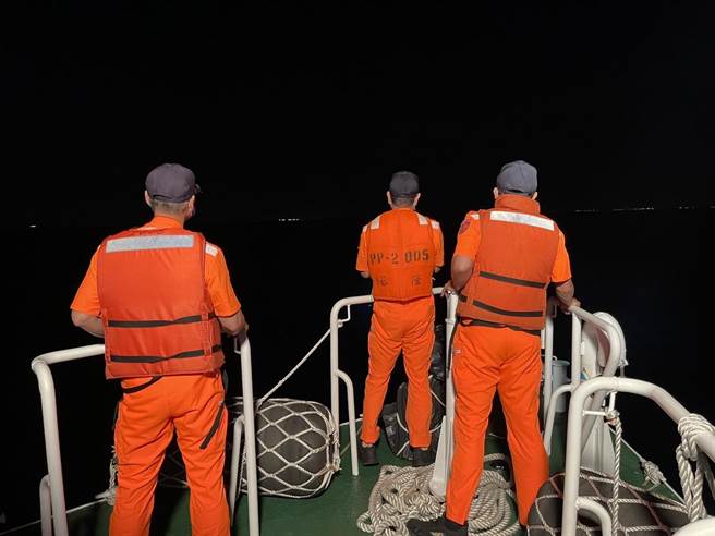 海巡人员漏夜在海上搜救。（海巡第五巡防区提供／张亦惠嘉县传真）
