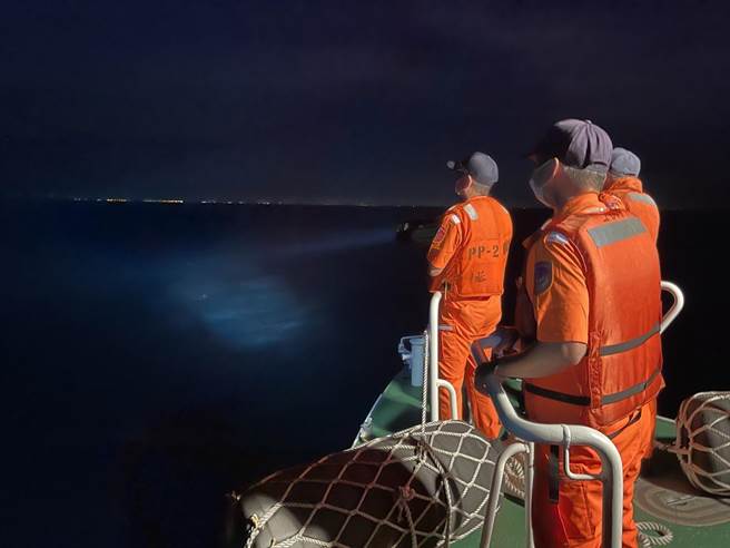 海巡人员漏夜在海上搜救。（海巡第五巡防区提供／张亦惠嘉县传真）