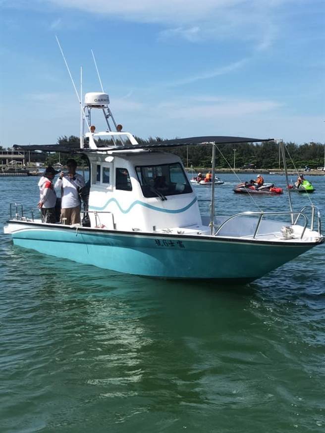 嘉县太保救难协会出发协寻昨天搭乘水上摩托车落海的女子。（许正义提供／张亦惠嘉县传真）