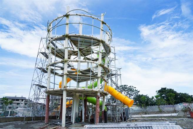位在台中太平區公5公園用地的馬卡龍公園，目前整體施工進度超過9成，預計7月即可完工，高塔遊戲區內高達11公尺的溜滑梯，是全國最高的戶外溜滑梯。（建設局提供／謝瓊雲台中傳真）
