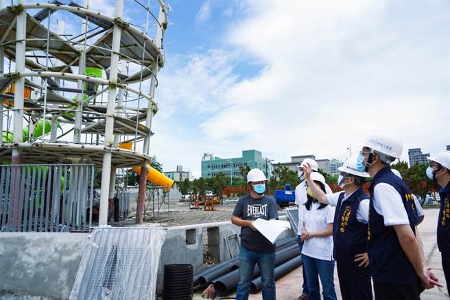 建設局長陳大田(右二)率隊親自前往太平馬卡龍公園，視察工程進度與施工品質。（建設局提供／謝瓊雲台中傳真）
