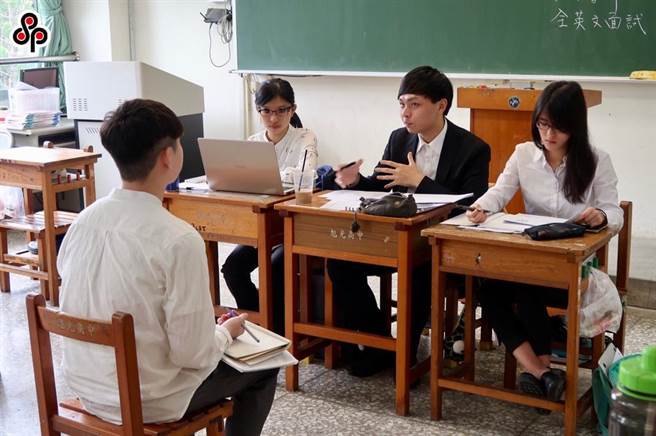 因应大学申请入学二阶甄试，许多高中会为学生进行模拟面试。（本报资料照片）