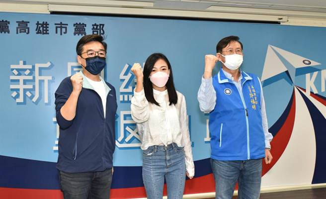 国民党高雄市党部主委许福明（右）、副主委曹桓荣（左）为党内民调初选胜出的白乔茵加油打气。（林瑞益摄）
