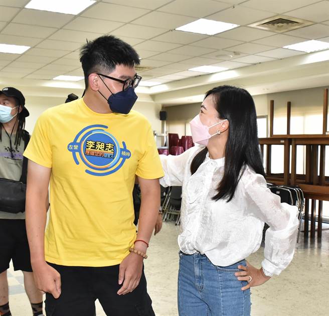 在左楠区市议员民调初选过关的白乔茵（右）为李昶志加油打气。（林瑞益摄）