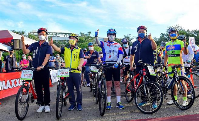 紫南宫环县自行车挑战活动登场，前总统马英九（中）第4度挑战此赛事 。（南投县府提供／陈淑芬南投传真）