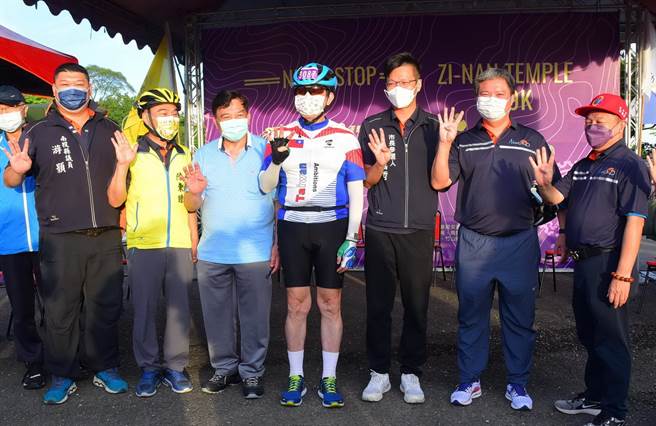 紫南宫环县自行车挑战活动登场，前总统马英九（中）第4度挑战此赛事 。（南投县府提供／陈淑芬南投传真）
