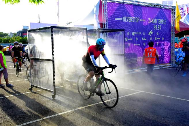 「永不放弃一骑来发财紫南宫环县99.9K自行车挑战活动」，今年首度採用的防疫清消门。（南投县府提供／陈淑芬南投传真）