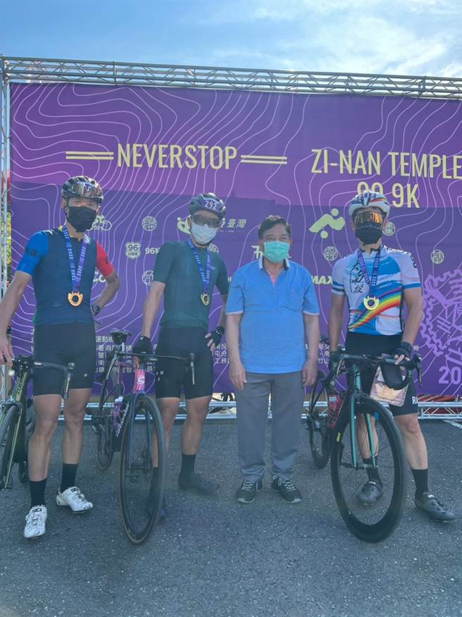 紫南宫环县自行车赛事，由南投县副县长陈正升（右2）等人鸣枪启动，男子组成绩出炉，由彭圣元（左2）以2小时38分15秒夺冠，曾晟祎（右1）以2小时40分26秒、陈有清（左1）以2小时40分40秒各居2、3名。（南投县府提供／陈淑芬南投传真）