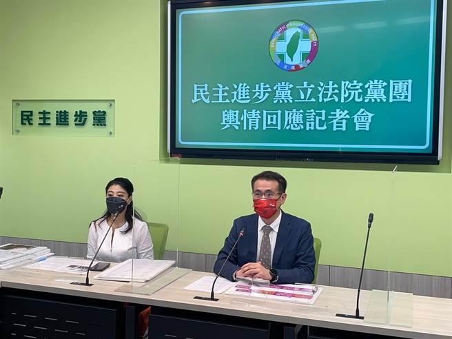 民進黨立法院黨團幹事長鄭運鵬今（29日）表示，「蔣中正總統的確是威權政權，蔣中正總統的確是威權象徵！」（葉書宏攝）