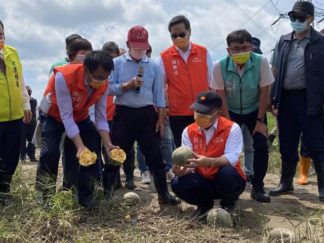 行政院长苏贞昌29日在农委会主委陈吉仲、农粮署长胡忠一陪以及立法院副院长蔡其昌陪同下到大肚与龙井间的小玉西瓜田勘灾。（冯惠宜摄）
